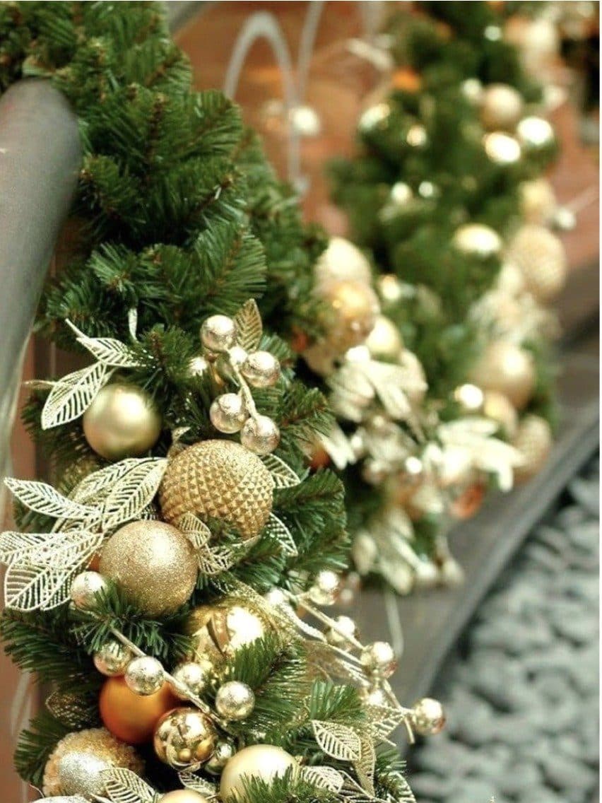 Guirlande met gouden en witte kerstballen